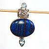 Regnbåge calsilica med blå topas smycke hänge i .925 Sterling silver 5,3 cm.

Snygg, elegant och ovanlig smycke. 
Enligt Amerikanska Indianer är stenar levande och hjälper oss att få balans i oss själva och olika delar av vårt liv.
Klicka på bild