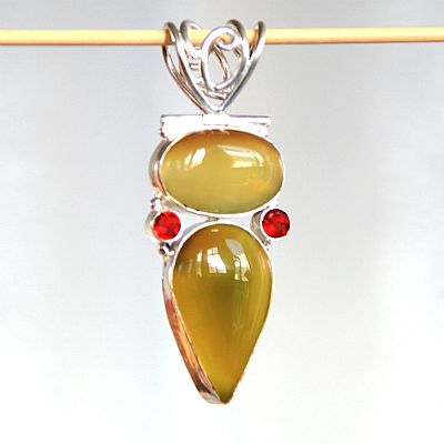 Gul kalcedon med  rubiner smycke hnge i vit koppar 6,3 cm