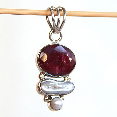 Rubin med prla och prlskal smycke hnge i .925 silver 2,8 cm