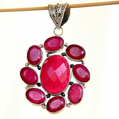 Faseterad rubin smycke hnge i .925 Sterling silver 7,2 cm.